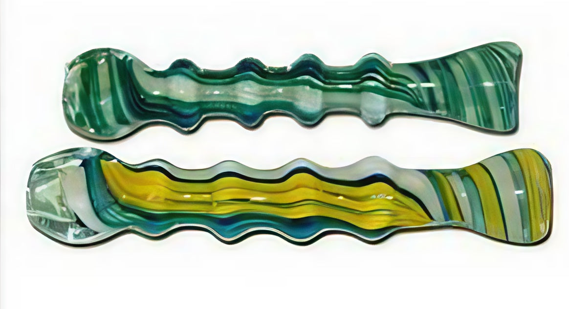 https://www.vapespipe.com/vape/cdn/shop/files/ribbed-twisted-stripe-pattern-glass-taster-hand-pipes-dankgeek.jpg